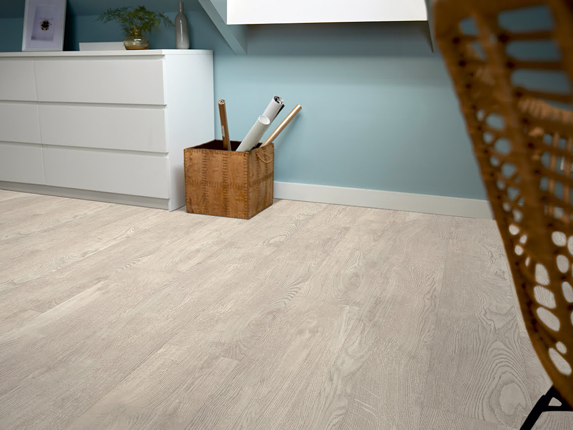 Authentic Oak Chinkapin 56283 PVC vloer mFLOR 5 Authentic Oak Chinkapin 56283 PVC vloer mFLOR woonkamer (2)