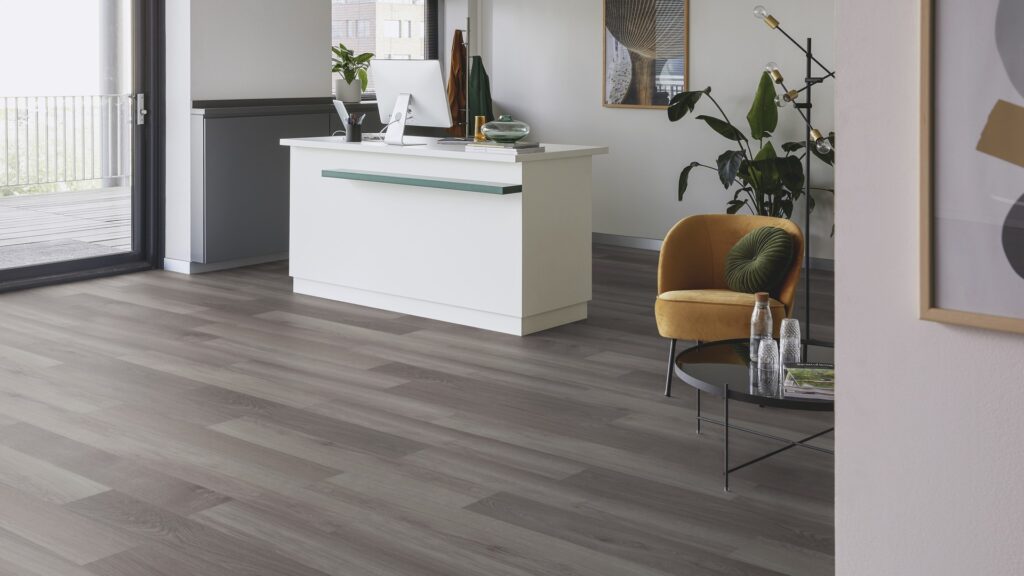 Broad leaf Grey Sycamore 41828 PVC vloer mFLOR woonkamer